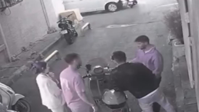 Aniden yola çıkan motosikletliye kamyonet çarptı: O anlar kamerada