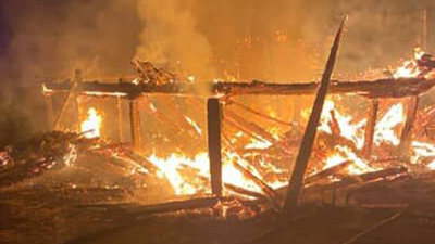 İki katlı ev ve ahır alevlere teslim oldu!