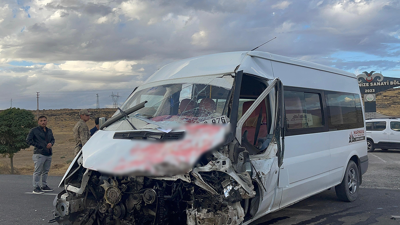 Van'da facia: Okul servisiyle TIR çarpıştı!