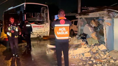 Edirne'de facia: Minibüs eve daldı!