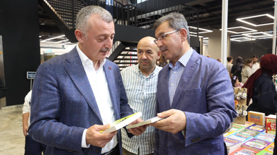 Tahir Büyükakın: Vatandaşların ilgisi, Kocaeli Kitap Fuarı'nın ne kadar önemli olduğunu gösteriyor