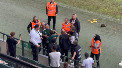 Selfie çekilmek için sahaya atladı! Serdar Dursun taraftarı geri çevirmedi