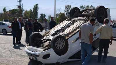 Vatandaş önlem bekliyor! Kaza yapan araç ters döndü!