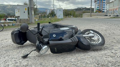 Motosiklet devrildi: Kaza anı kamerada