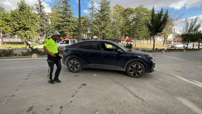 Otomobille elektrikli bisikletin çarpıştığı kaza kamerada