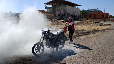 Seyir halindeki motosiklet alev aldı!