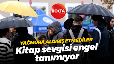 Kitap sevgisi engel tanımıyor... Yağmura aldırış etmediler