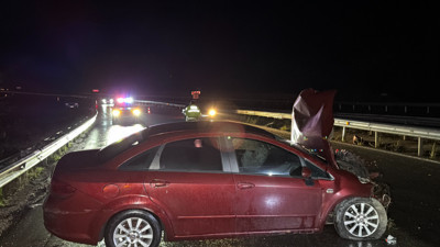 D-100'de otomobil bariyerlere çarptı: 1 yaralı var!