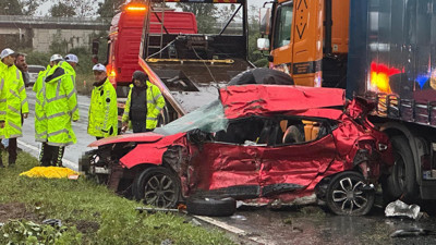 Feci kaza: Otomobil tırın dorsesine çarptı, 3 kişi hayatını kaybetti!
