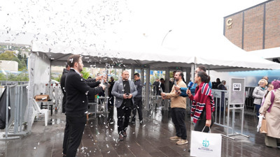 Kocaeli Kitap Fuarı'nın 1 milyonuncu ziyaretçisine konfetili kutlama