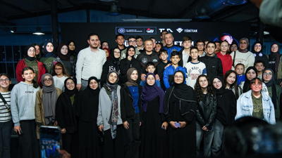 Alper Gezeravcı Kocaeli'de gençlerle bir araya geldi