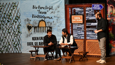 Başiskele'de tiyatro akşamı: Aynalar oyunu sahneye taşındı