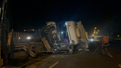 Eskişehir’de TIR kazası: Bariyerleri biçti!