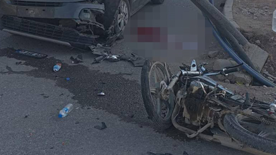 Motosiklet sürücüsünün ağır yaralandığı kaza kamerada!