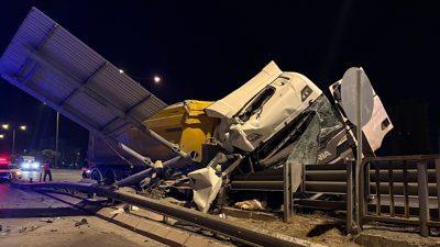 Kayseri'de facia: TIR bariyerleri biçti!