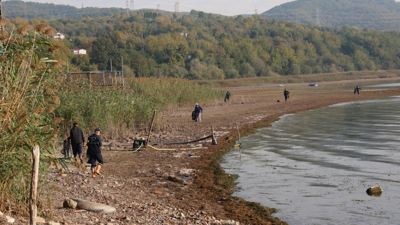 Eşme Sahili'nde temizlik mesaisi