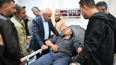 Yol yapım ekibini taşıyan araç kaza yaptı, 4 kişi yaralandı