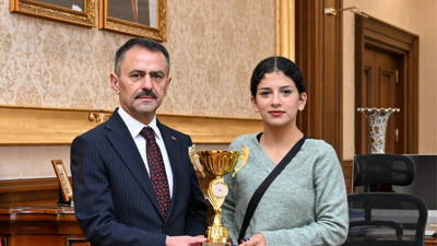 Kriteryum Yarışı Genç Kadın Birincisi Rüya Satık, İlhami Aktaş'ı ziyaret etti