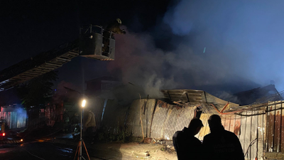 Küçükçekmece’de korkutan yangın! Elektrik tellerine sıçradı