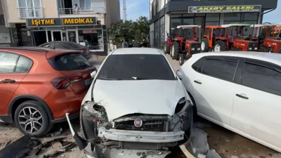 Kontrolden çıkan TIR, park halindeki araçları biçti!