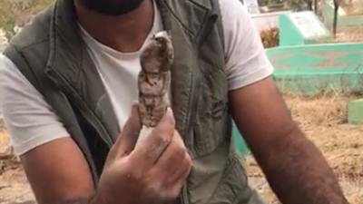 Mezarlıktan kefenlenmiş oyuncak bebek çıktı