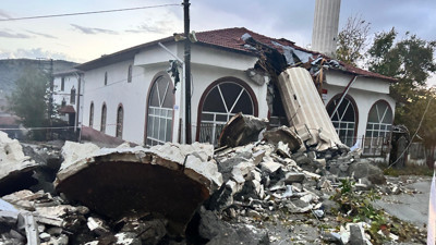 Fırtına minareyi yıktı... Cemaat ölümden döndü!