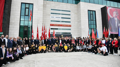 Başiskele Kent Meydanı’nda çelenk töreni!