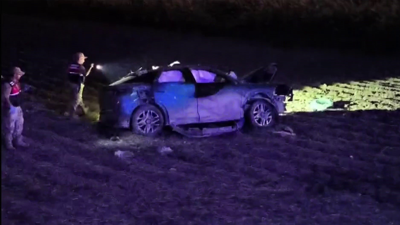 Lastiği patlayan otomobil tarlaya uçtu!