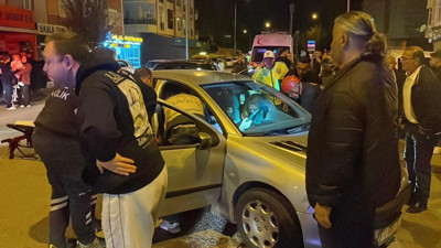 Araçta sıkışan sürücüyü itfaiye kurtardı!