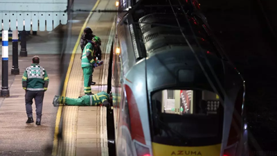 Trende bıçaklı saldırı: Birçok yaralı var!