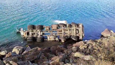 Beton mikseri göle uçtu!