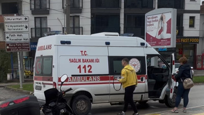 Motosiklet devrildi: 2 yaralı var!