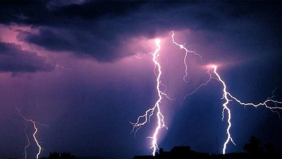 Yıldırım düştü, yangın çıktı!