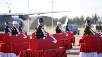 Şehidin tabutunun başında gülümseyen isimler belli oldu