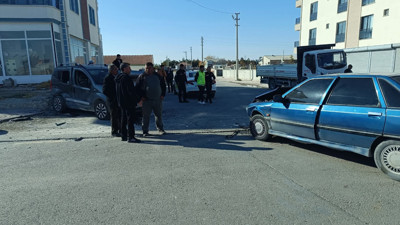 Hafif ticari araç ile otomobil çarpıştı! Yaralılar var...