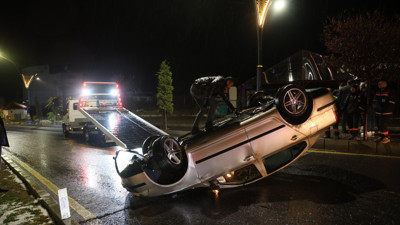 Araçla takla attı... Olay yerinden kaçtı