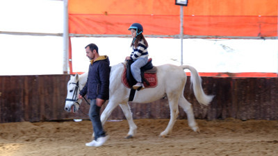 Büyükşehir, bir haftada 400 çocuğa binicilik eğitimi verdi