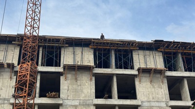 4 aydır maaş alamayan işçiler çatıya çıktı!