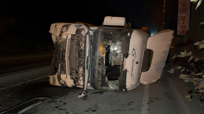 Kontrolden çıkan hafriyat kamyonu yan yattı!