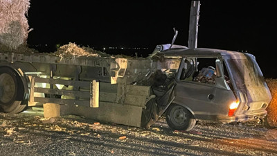 Otomobil tıra ok gibi saplandı!