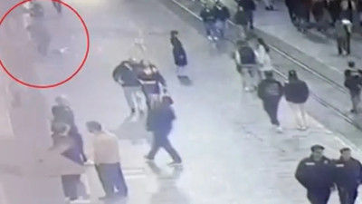 Kaldırımda uyuyan adamın telefonunu çaldı