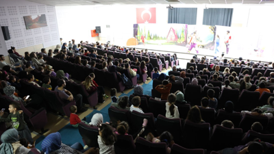 Kartepe Belediyesi Necip Fazıl Kısakürek Kültür Merkezi'nde tiyatro şöleni