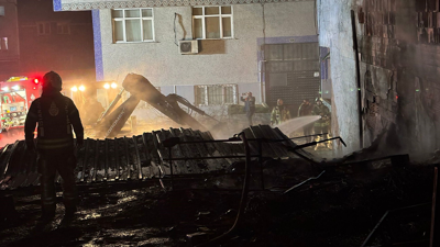 İstanbul'da korkutan olay: Geri dönüşüm tesisi alev alev yandı!