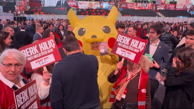 CHP Kurultayı'na bir kişi Pikachu kostümüyle katıldı