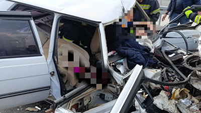 Denizli'de trafik faciası: Kamyona çarpan araç hurdaya döndü!