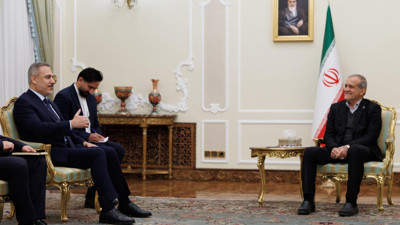 Hakan Fidan, İran Cumhurbaşkanı Pezeşkiyan ile görüştü