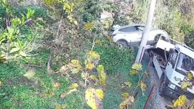 Çekiciye yüklenen araç rampadan uçtu!