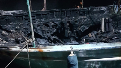 Yıldırım düştü 3 tekne küle döndü!