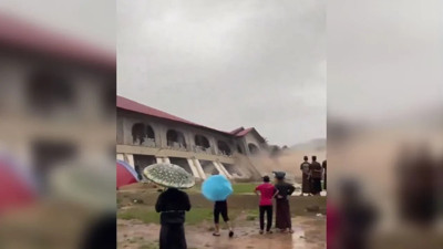 Onlarca öğrencinin kaldığı yurt nehre sürüklendi!