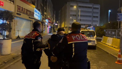Polisi görünce elindeki silahla tarlaya kaçtı!